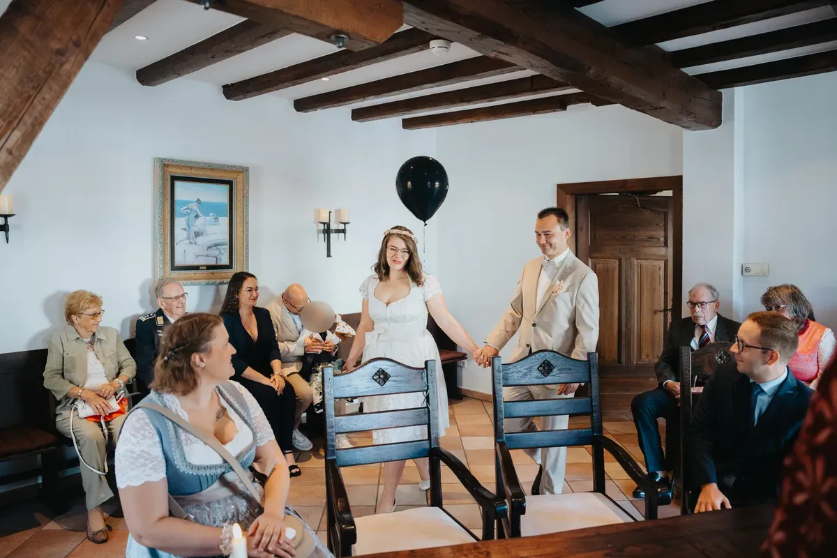 Reportage-Foto der standesamtlichen Trauung von Jessi und André in der Niederpleiser Mühle in Sankt Augustin (Bild 10)