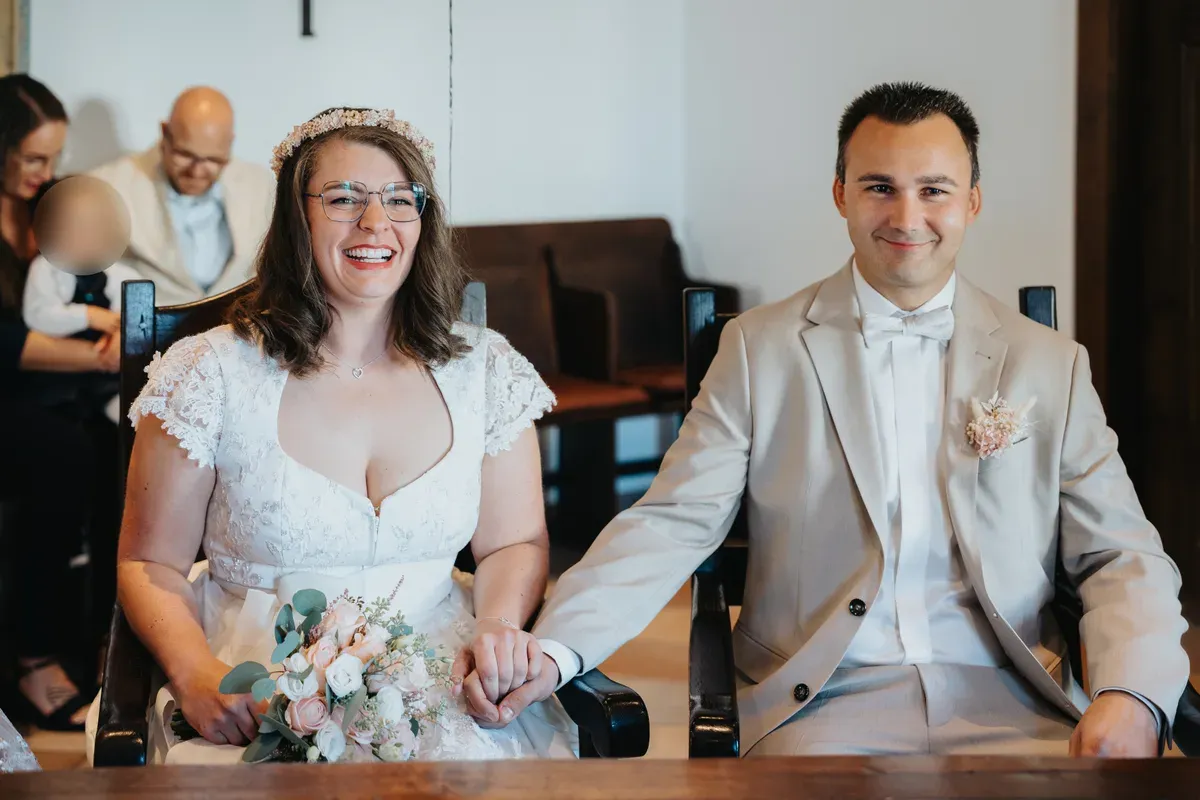 Reportage-Foto der standesamtlichen Trauung von Jessi und André in der Niederpleiser Mühle in Sankt Augustin (Bild 14)