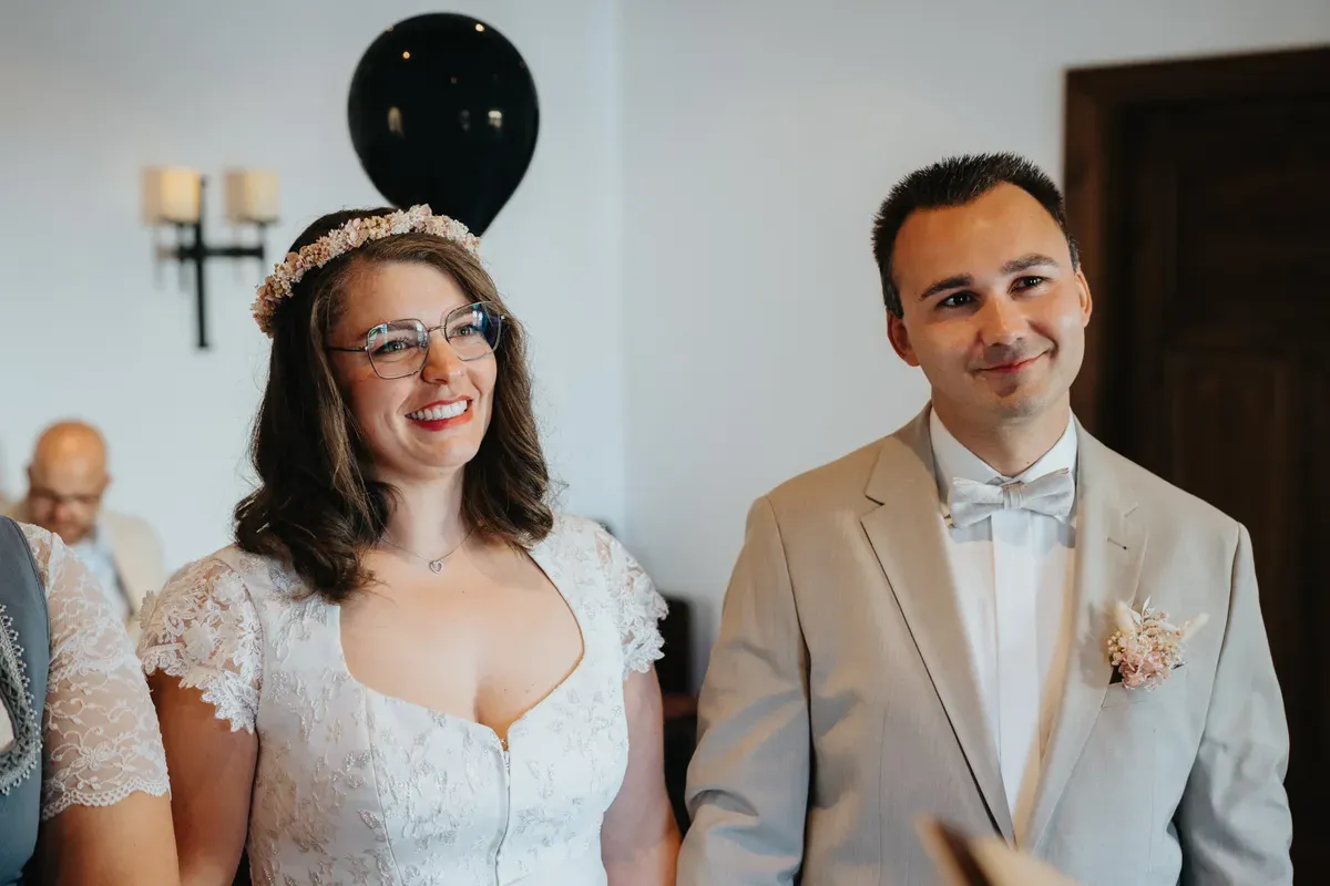 Reportage-Foto der standesamtlichen Trauung von Jessi und André in der Niederpleiser Mühle in Sankt Augustin (Bild 15)