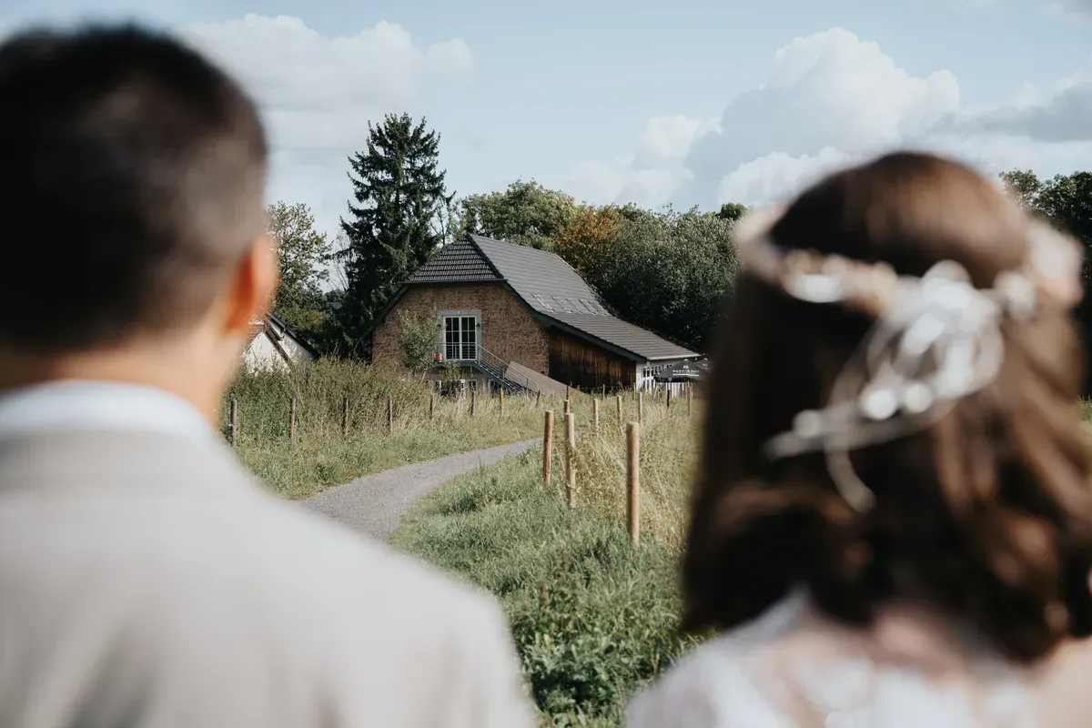Reportage-Foto der standesamtlichen Trauung von Jessi und André in der Niederpleiser Mühle in Sankt Augustin (Bild 27)