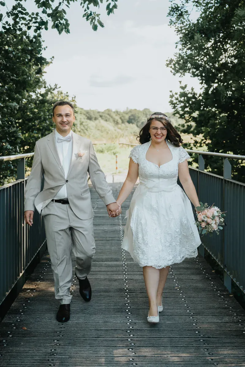 Reportage-Foto der standesamtlichen Trauung von Jessi und André in der Niederpleiser Mühle in Sankt Augustin (Bild 29)