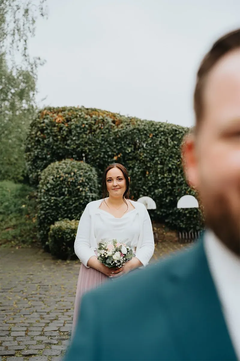 Reportage-Foto der standesamtlichen Trauung von Vanessa und Daniel in der Niederpleiser Mühle (Bild 01)