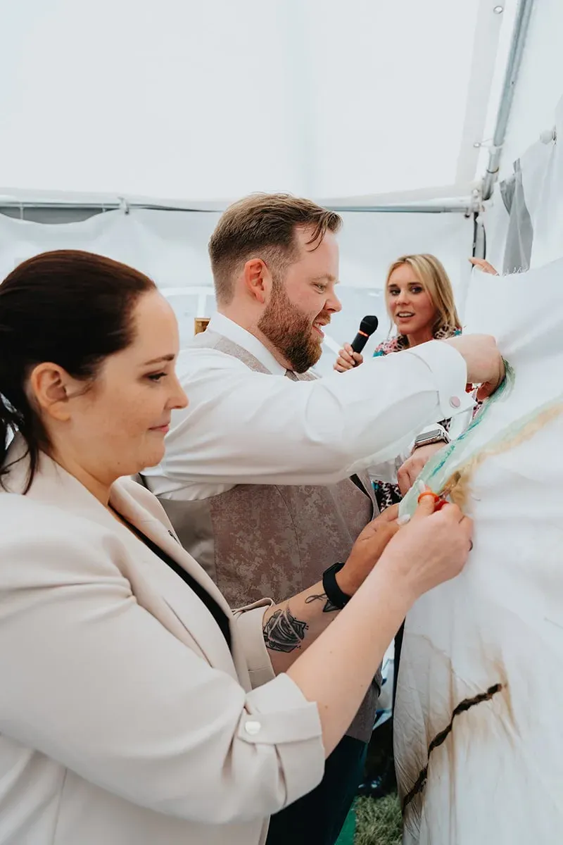 Reportage-Foto der standesamtlichen Trauung von Vanessa und Daniel in der Niederpleiser Mühle (Bild 31)