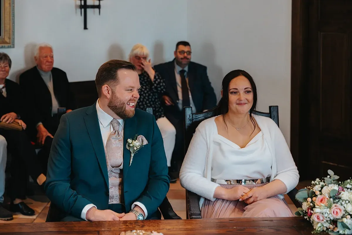 Reportage-Foto der standesamtlichen Trauung von Vanessa und Daniel in der Niederpleiser Mühle (Bild 36)