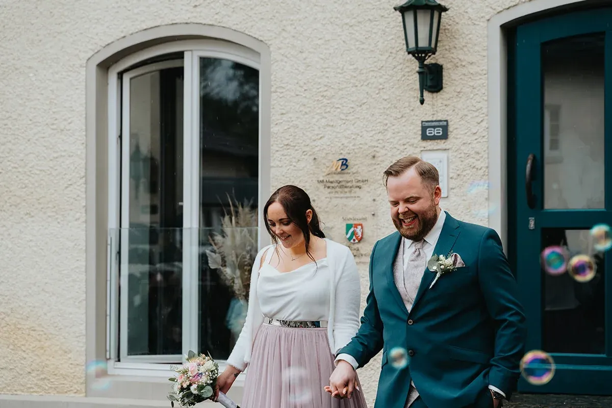 Reportage-Foto der standesamtlichen Trauung von Vanessa und Daniel in der Niederpleiser Mühle (Bild 43)
