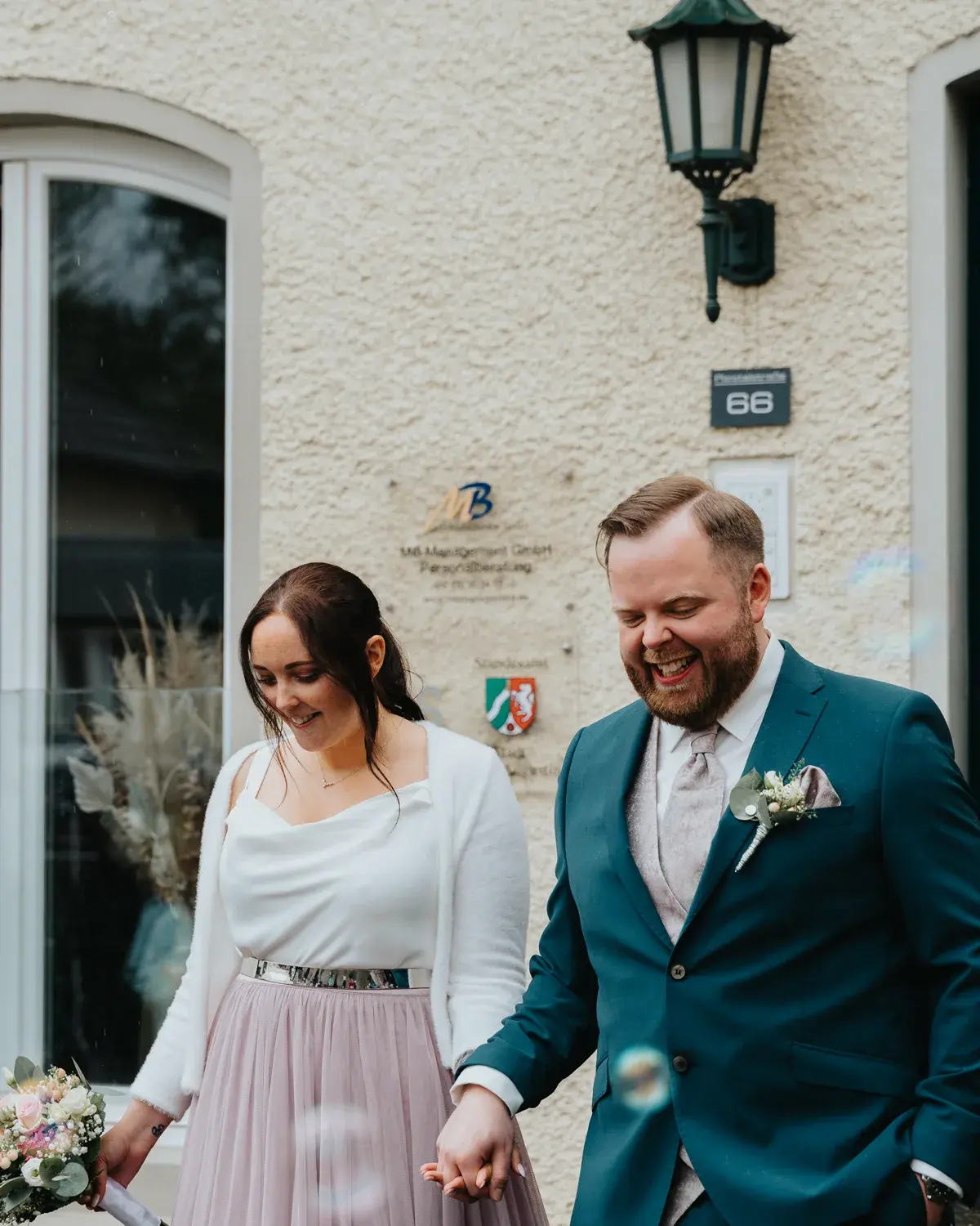 Vanessa und Daniel nach der standesamtlichen Trauung in der Niederpleiser Mühle