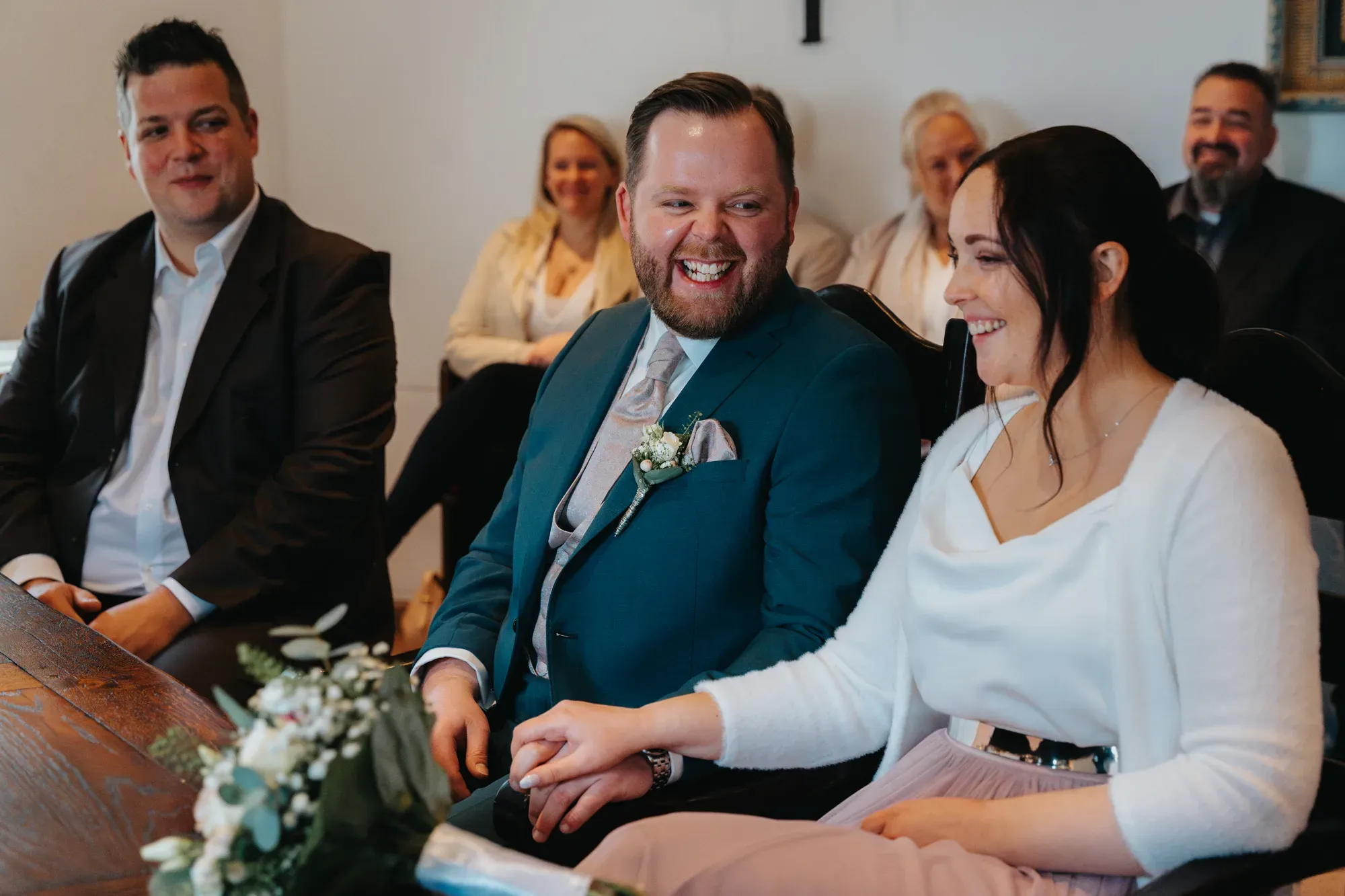 Vanessa und Daniel an ihrem Hochzeitstag an der Niederpleiser Mühle in Sankt Augustin