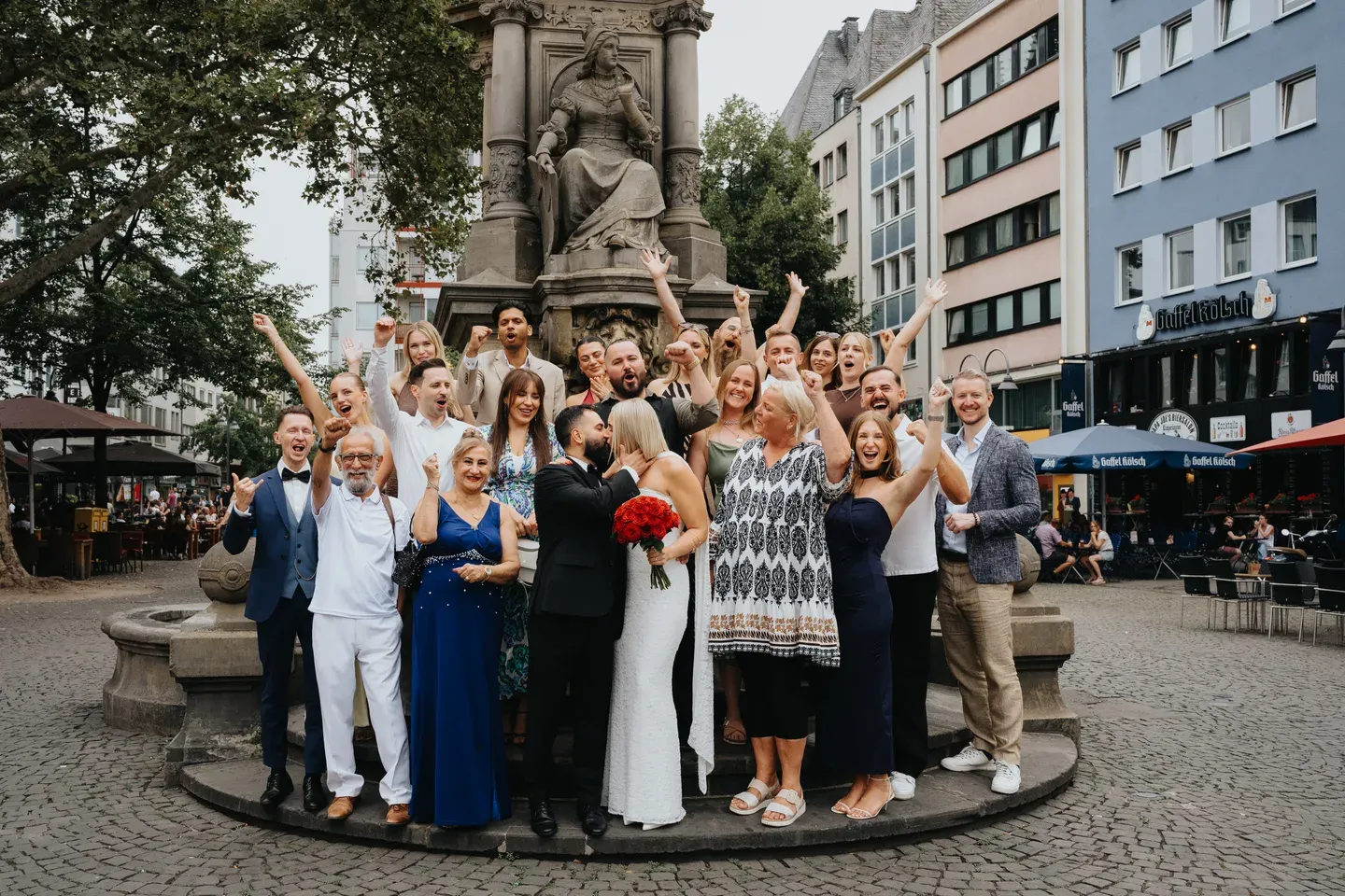Gruppenfoto vor dem Jan-von-Werth-Brunnen am Alter Markt in Köln