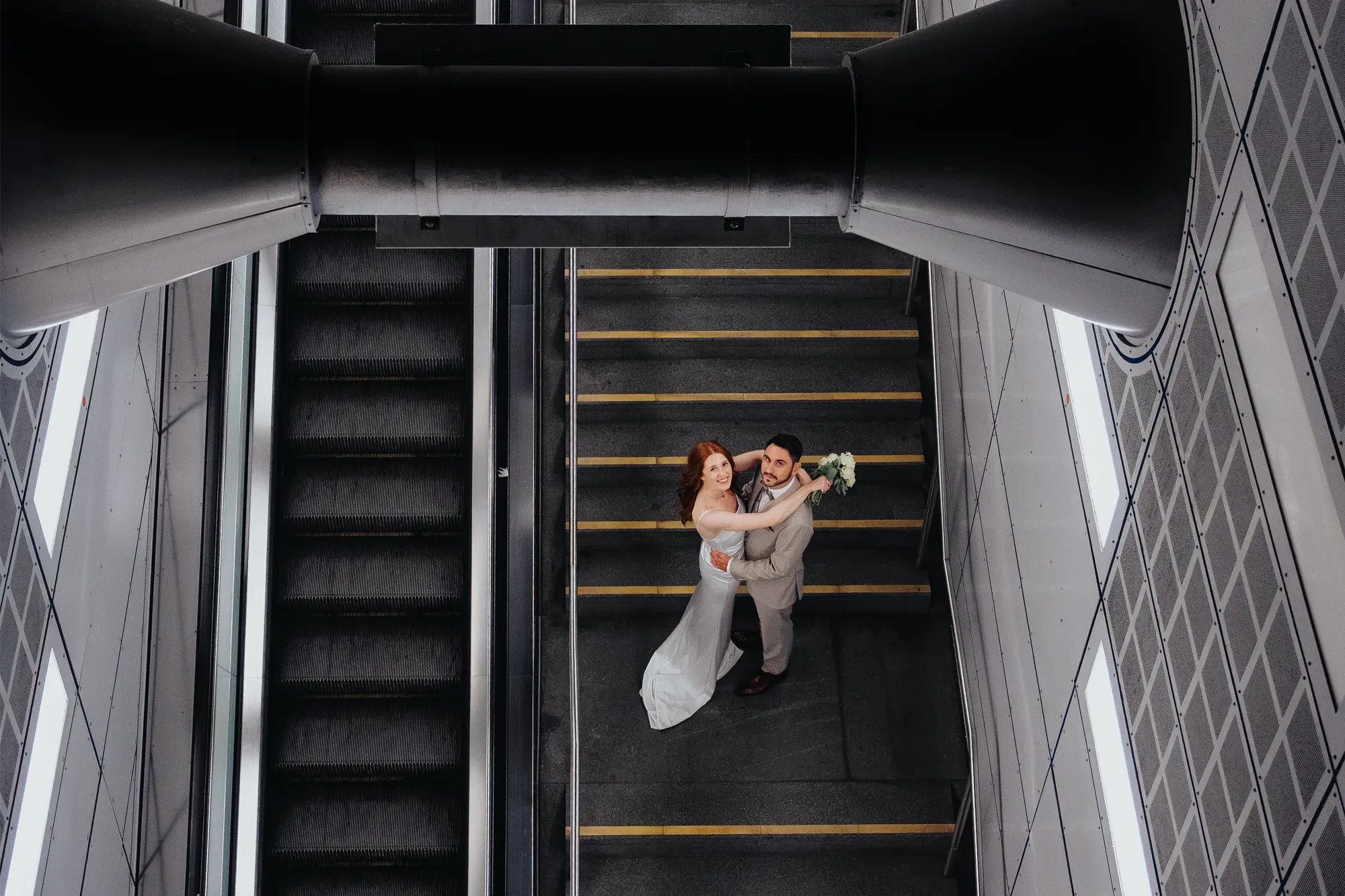 Tabea und Maik an ihrem Hochzeitstag am Historischen Rathaus Köln