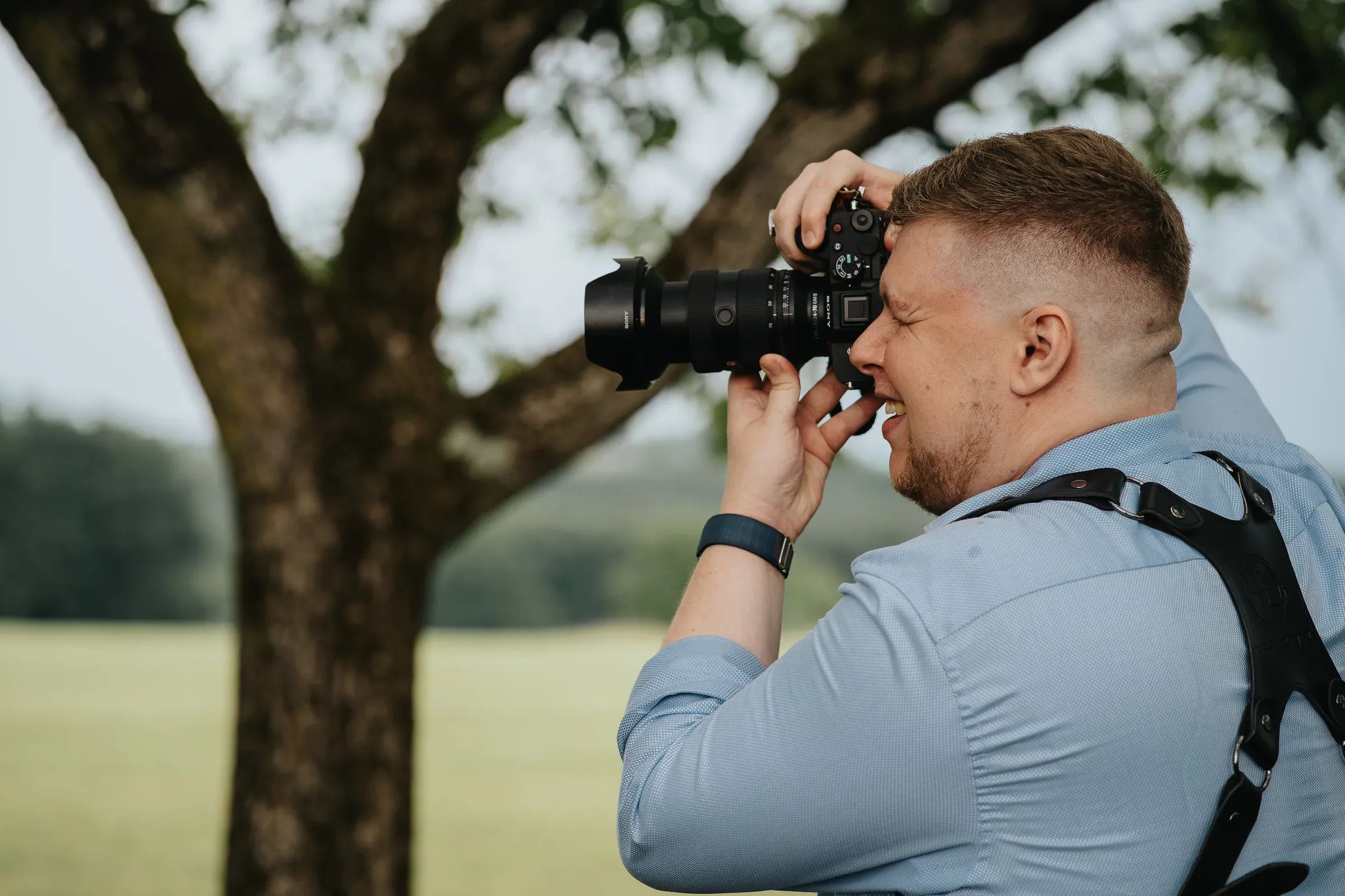 Hochzeitsfotograf Philipp Wildfeuer bei der Arbeit mit der Kamera am Auge