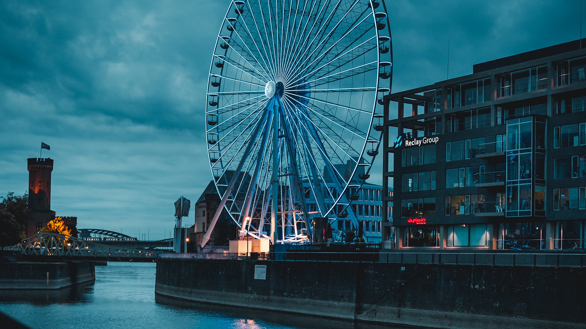 Das Bild zeigt das Kölner Riesenrad in der Abenddämmerung.