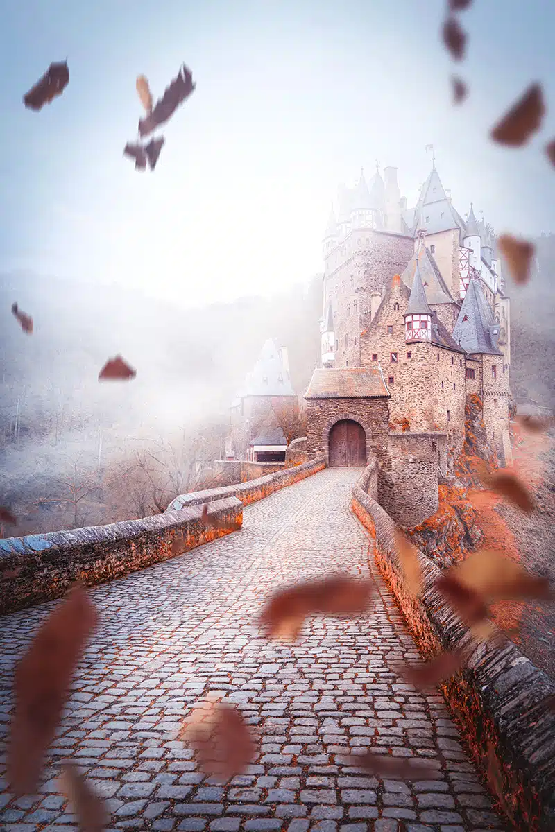 Blick auf Burg Eltz im Herbst.