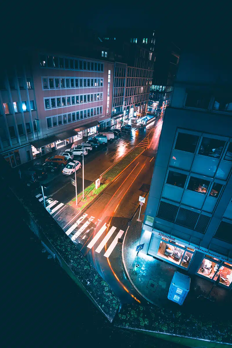 Aufnahmne einer Straße bei Nacht.