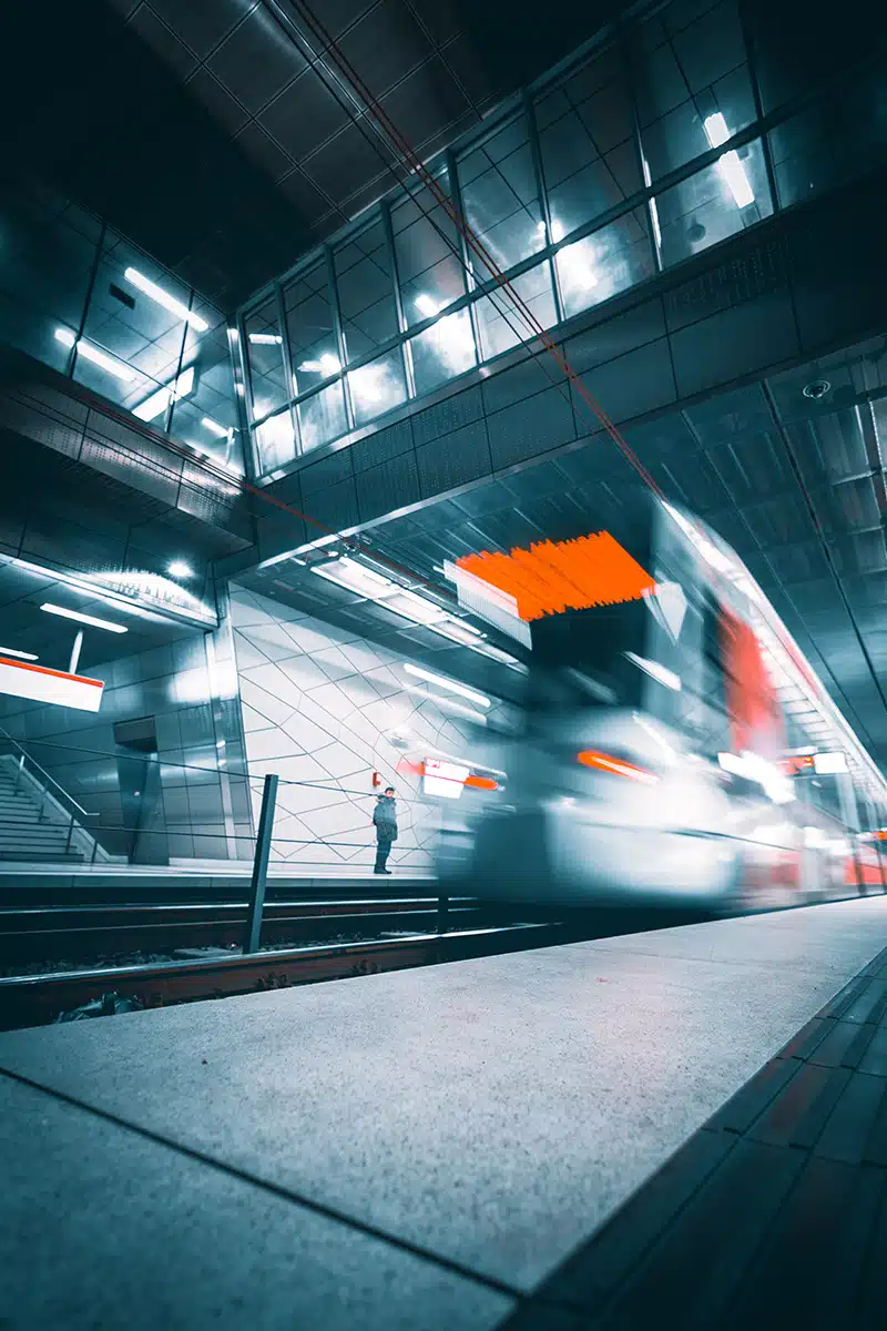 Straßenbahn in einer Station. Sie fährt gerade los.