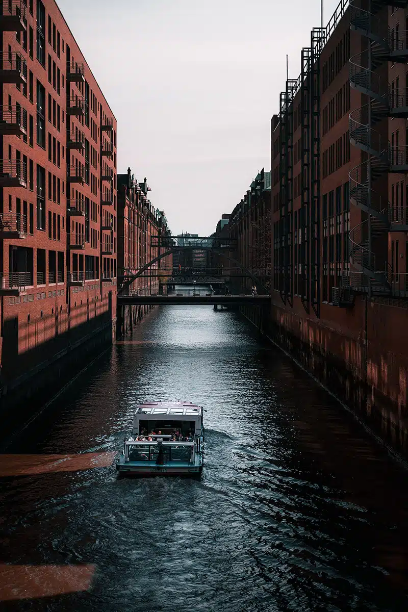 Ein Schiff in der Speicherstatt.