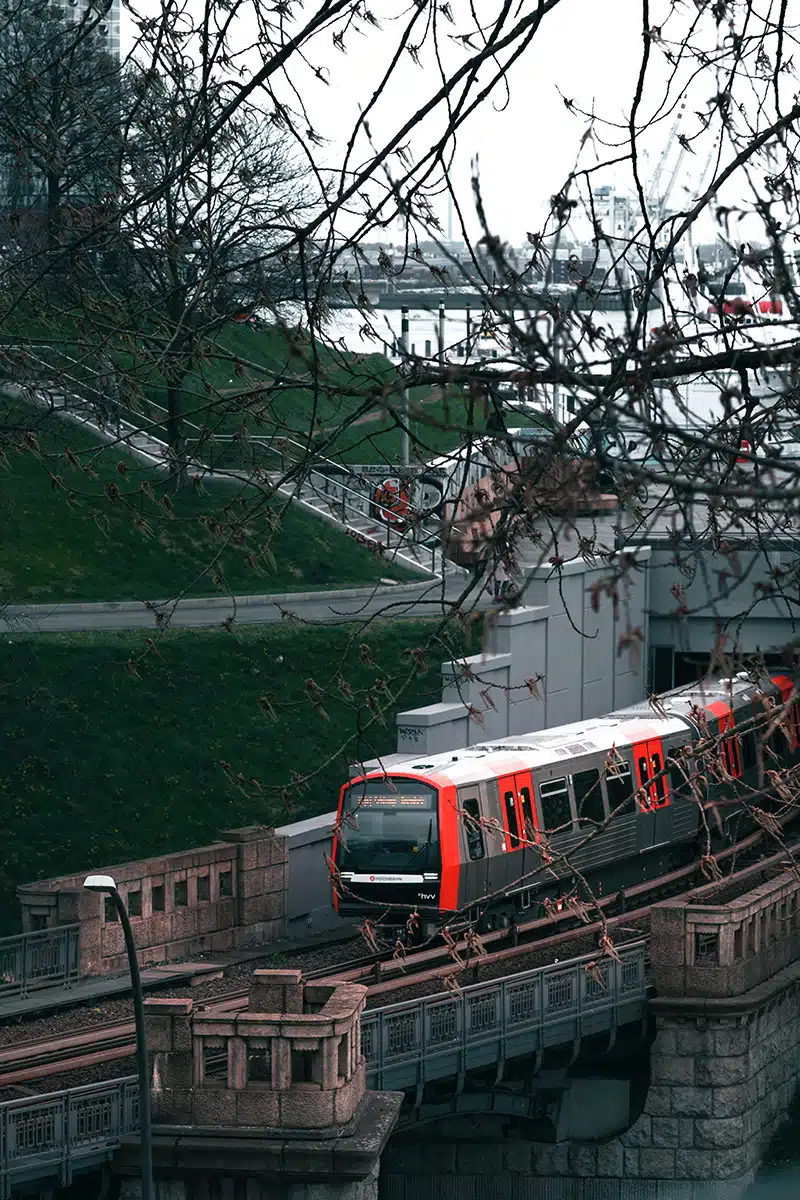 Eine Bahn kommt aus einem Tunnel.