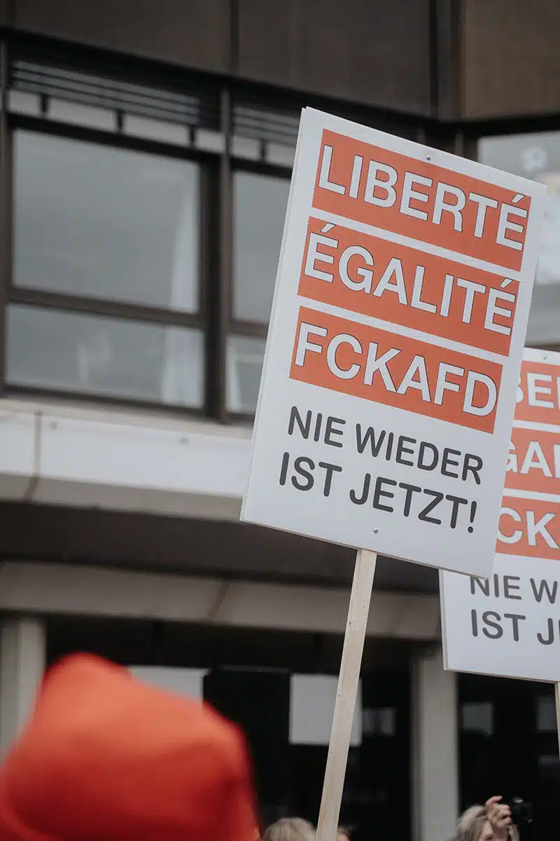 Ein Schild mit der Aufschrift "Liberte, Egalite, FCKAFD"