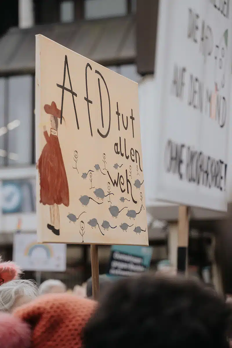 Ein Schild mit der Aufschrift "AFD tut allen weh"