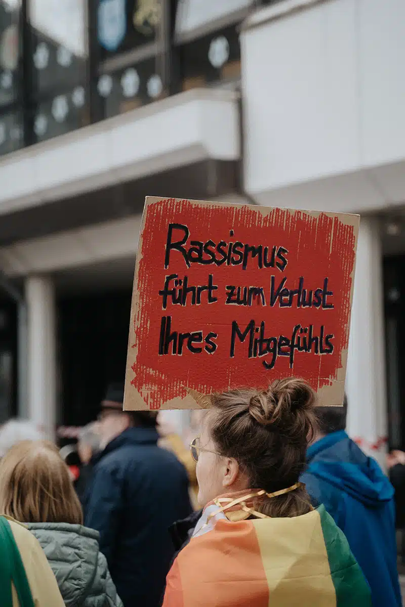 Plakat "Rassismus führt zum Verlust Ihres Mitgefühls"