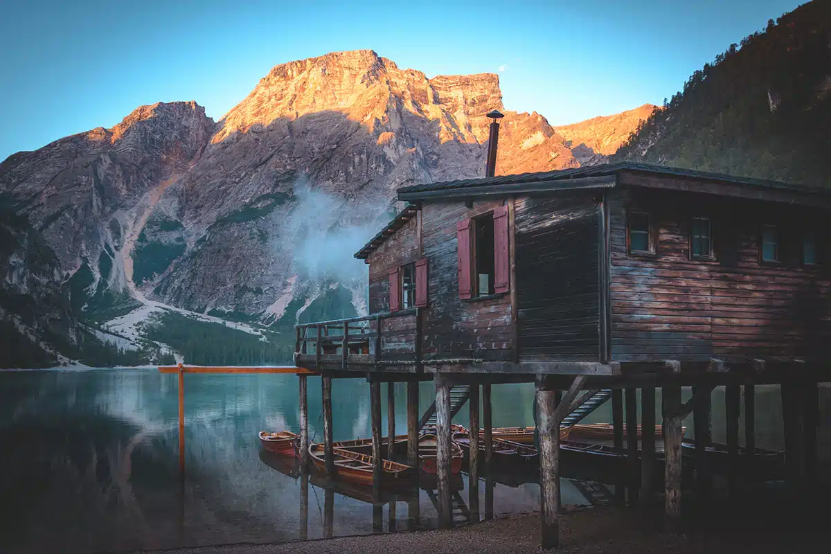 Holzhütte am Pragser Wildsee.