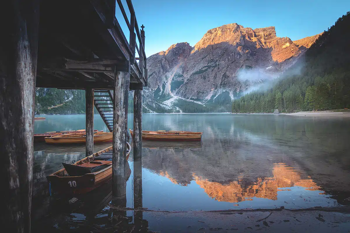 Holzhütte mit Booten am Pragser Wildsee.