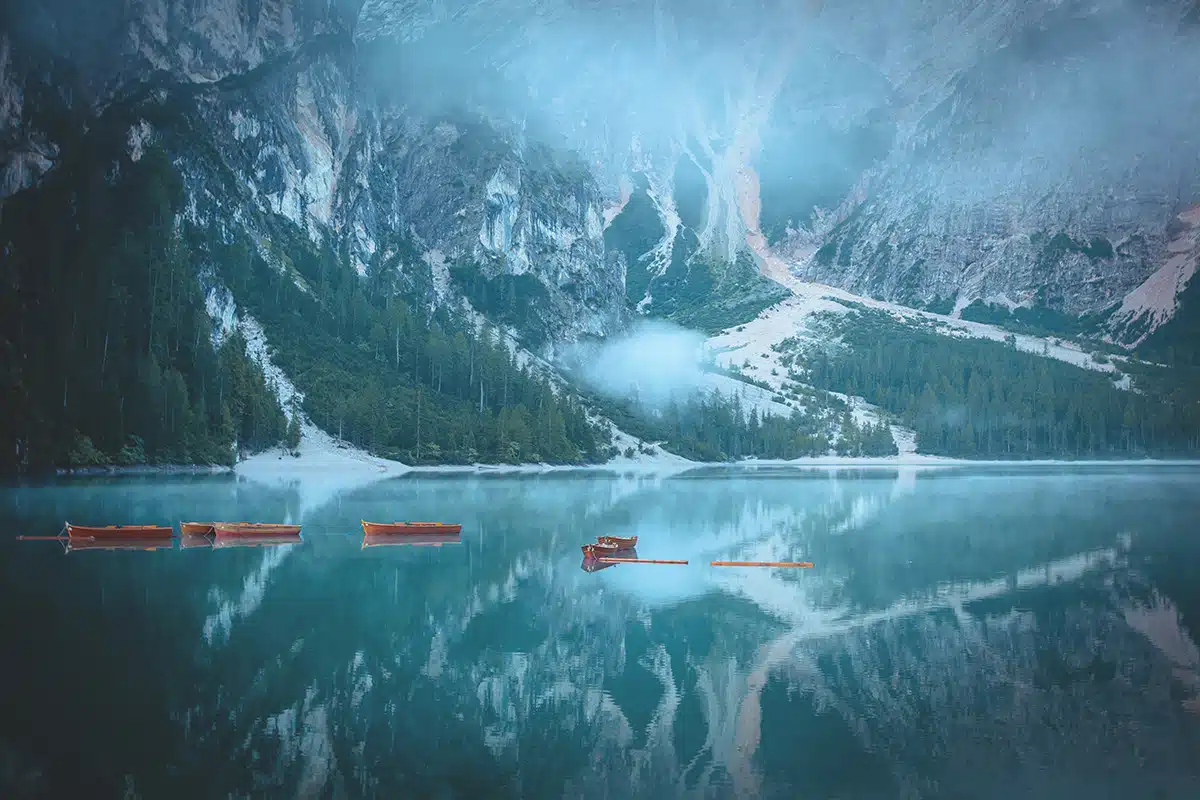 Boote auf dem Pragser Wildsee in einer Reihe.