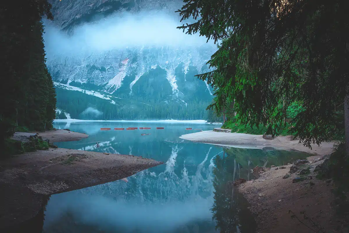 Blick auf den Pragser Wildsee mit Booten.