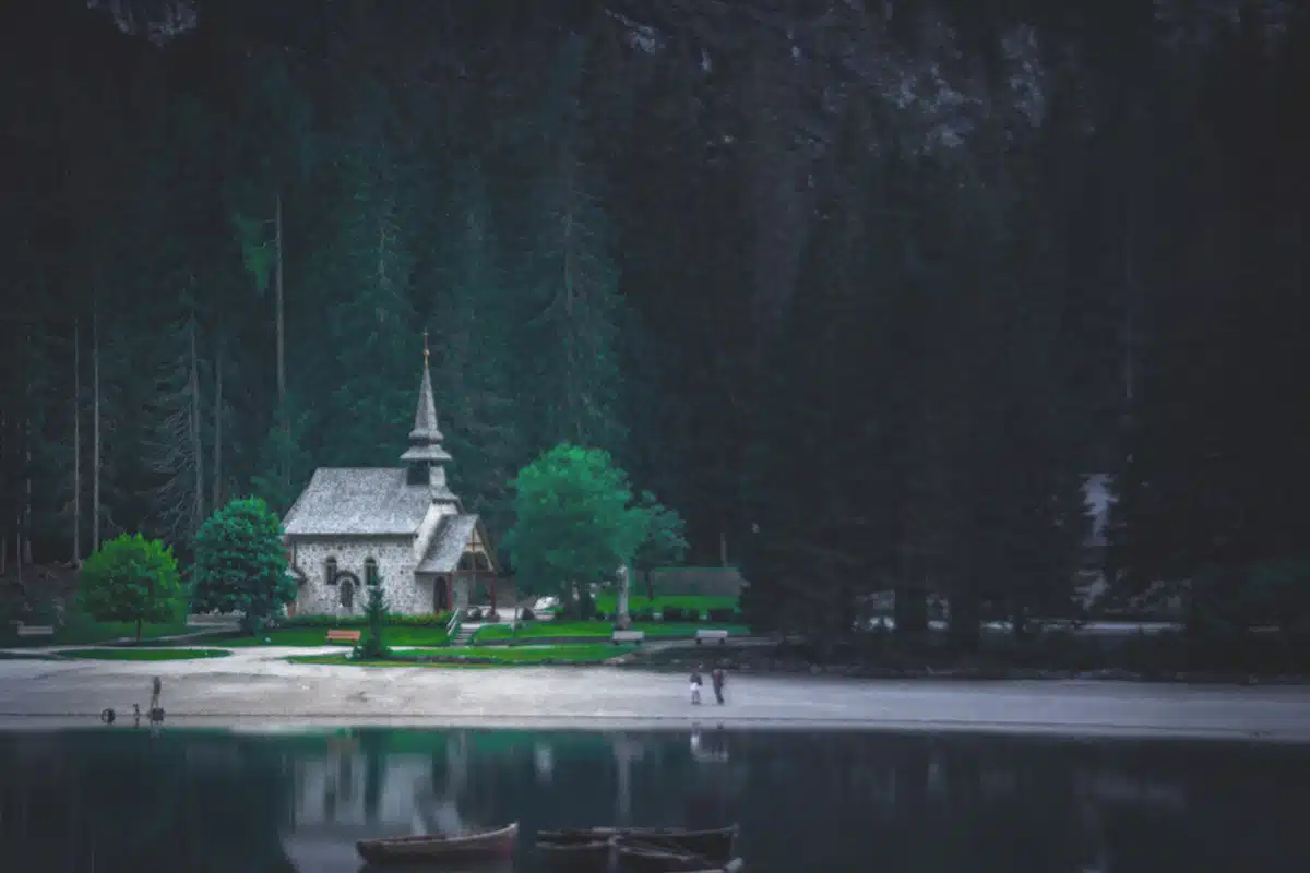 Kleine Kapelle am Pragser Wildsee.