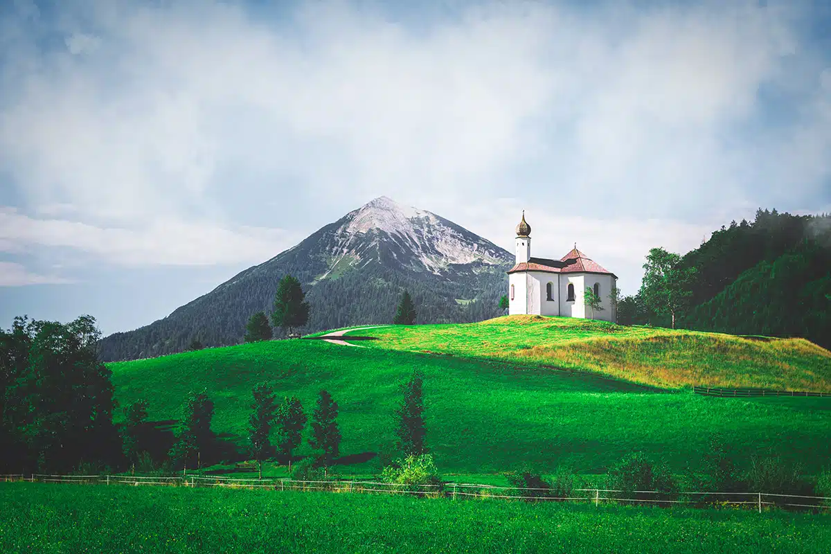 Eine Kirche mitten in den Bergen.