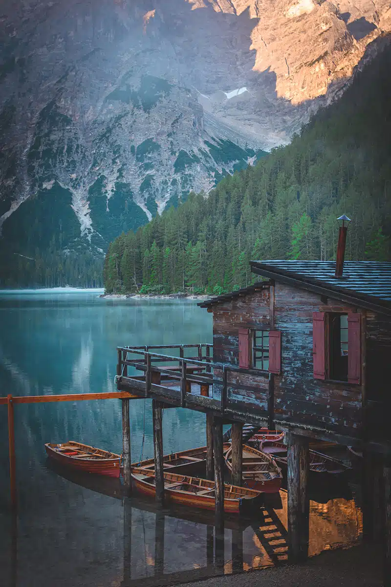 Holzhütte am Pragser Wildsee.