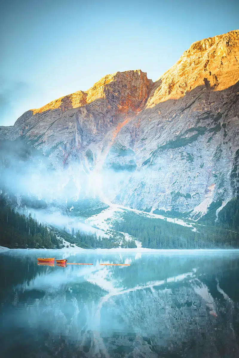 Blick auf den Pragser Wildsee mit Booten.