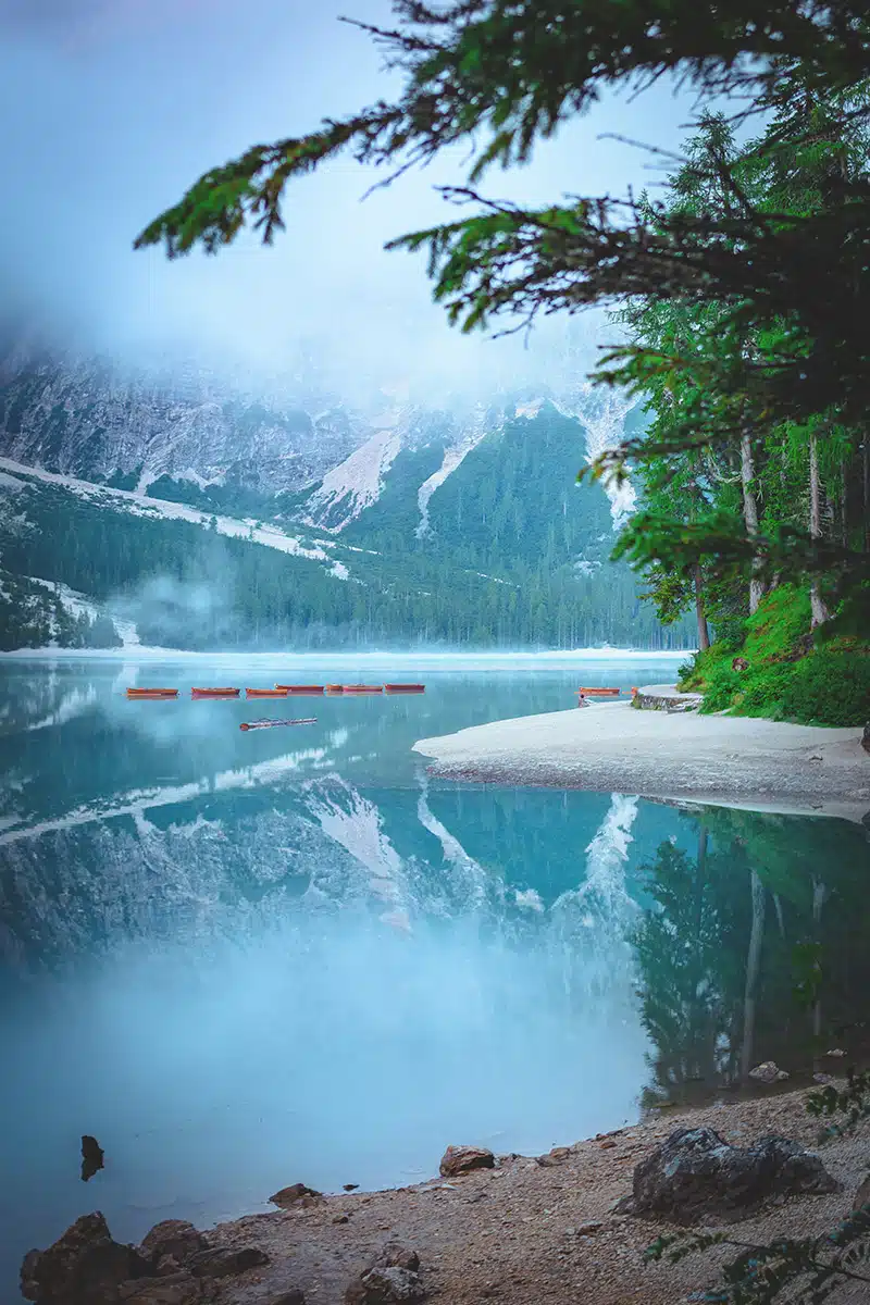 Blick auf den Pragser Wildsee mit Booten.