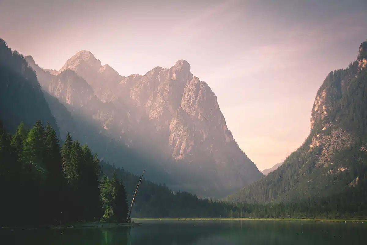 Blick auf die Berge im Nebel mit einem See.