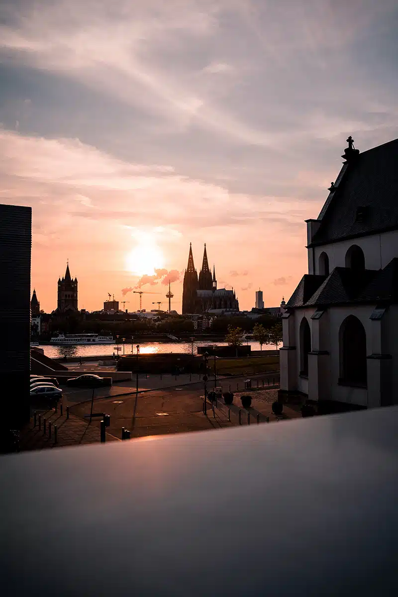 Blick auf den Kölner Dom im Sonnenuntergang.