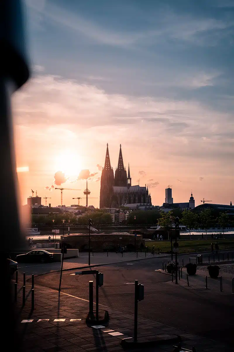 Blick auf den Kölner Dom im Sonnenuntergang.