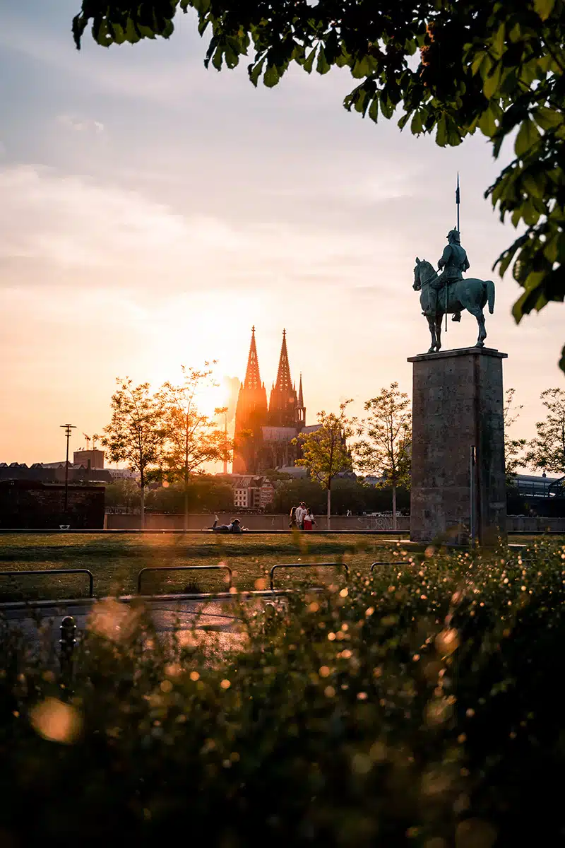 Blick auf eine Statue im Sonnenuntergang.