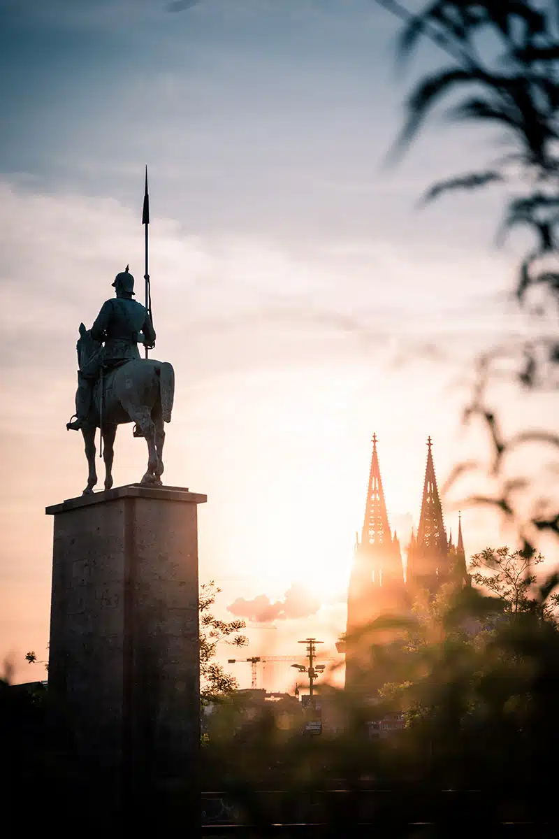 Blick auf eine Statue im Sonnenuntergang.