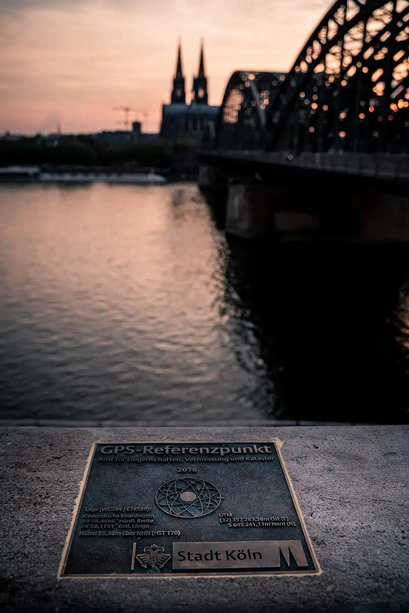 Blick auf eine GPS Tafel vor dem Kölner Dom.