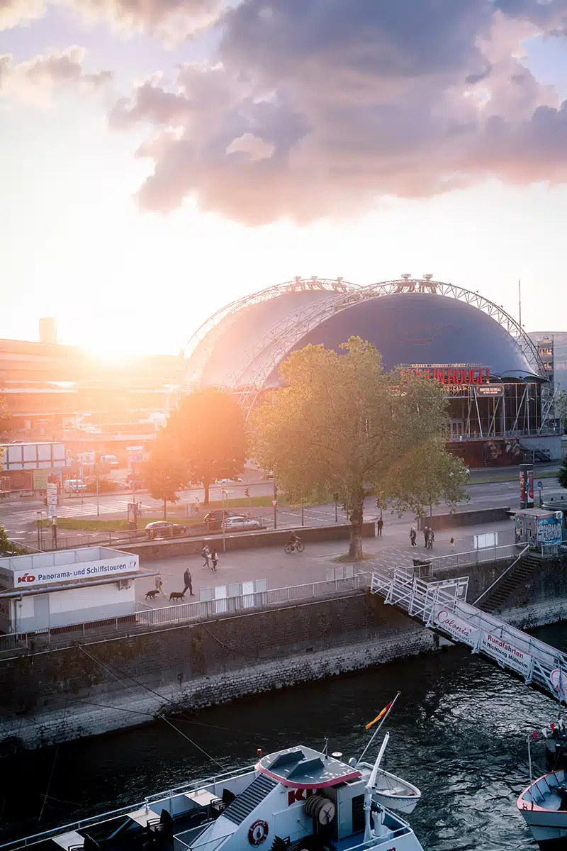 Blick auf den Musical Dome in Köln.