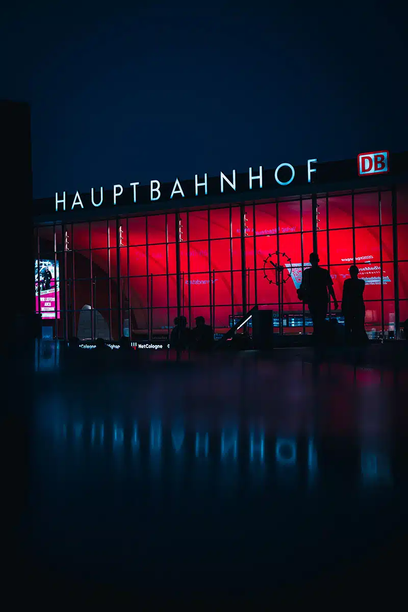 Der Kölner Hauptbahnhof ist rot erleuchtet.