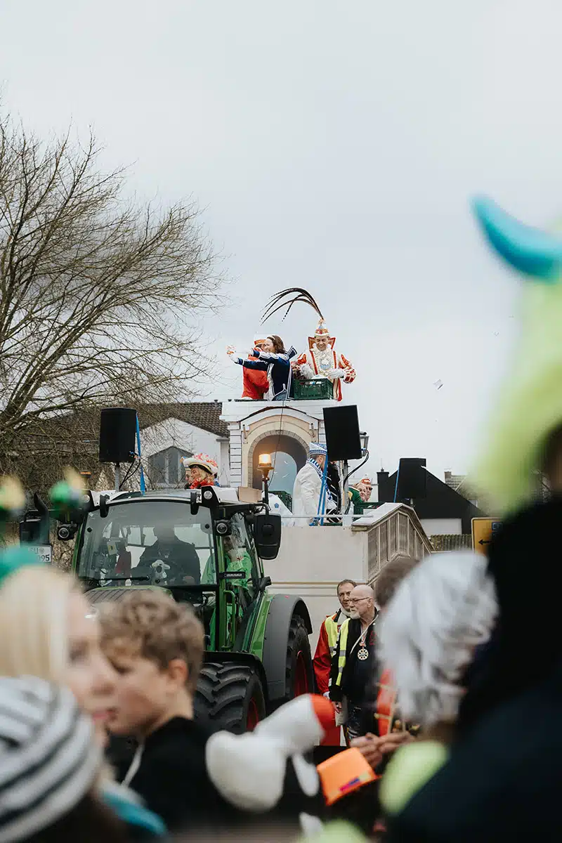 Das Prinzenpaar auf dem Sankt Augustiner Karnevalszug. Sie winken und werfen Kamelle.