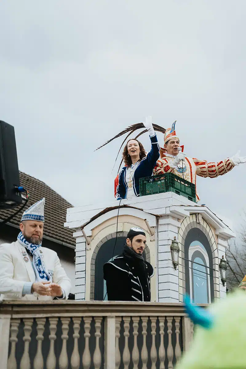 Das Prinzenpaar auf dem Sankt Augustiner Karnevalszug. Sie winken und werfen Kamelle.