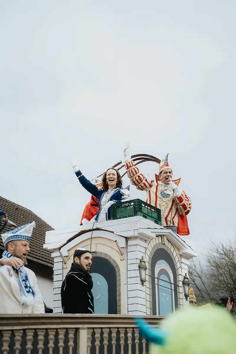 Das Prinzenpaar auf dem Sankt Augustiner Karnevalszug. Sie winken und werfen Kamelle.