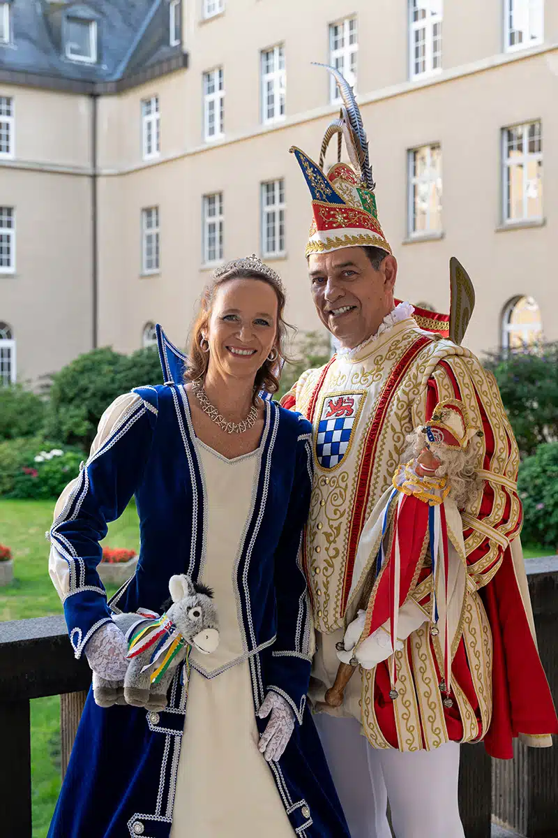 Das Sankt Augustiner Prinzenpaar 2023/2024 lacht in die Kamera.