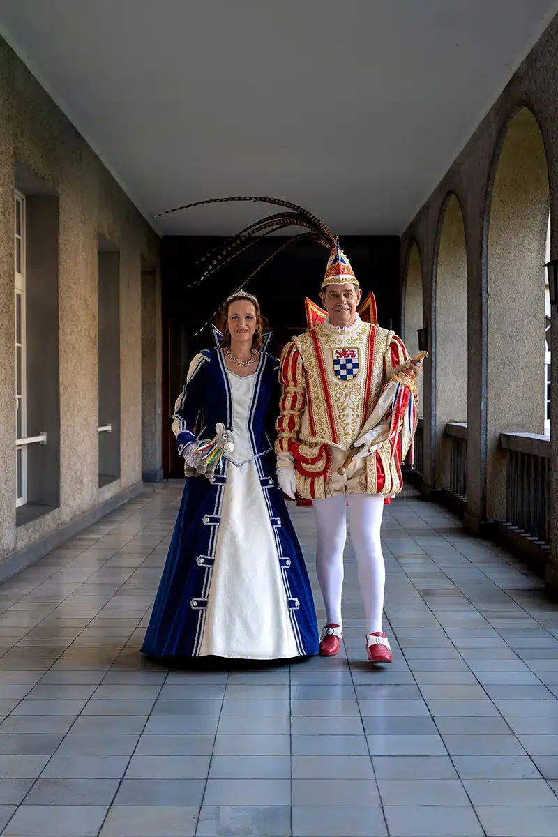 Das Sankt Augustiner Prinzenpaar 2023/2024 läuft Hand in Hand einen Gang entlang.