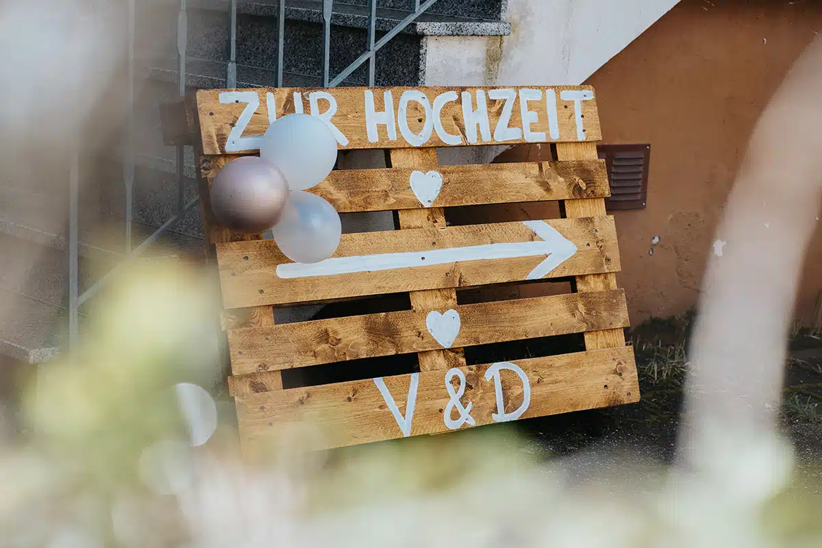 Holzpallette mit dem Hinweis "Zur Hochzeit"