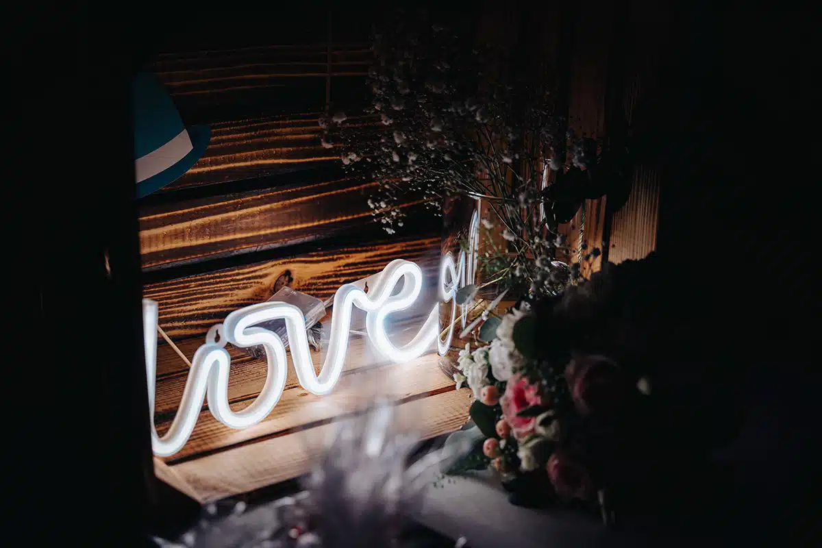 Beleuchteter Schriftzug "Love"