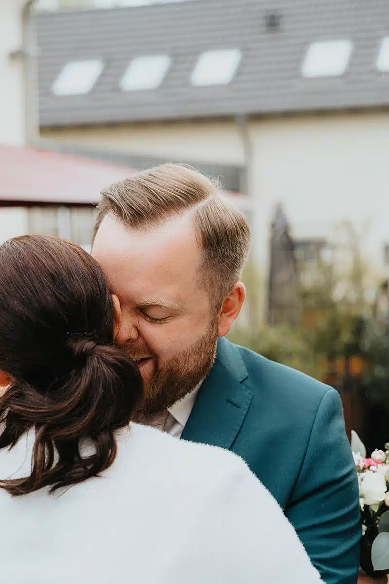 Braut und Bräutigam umarmen sich nach dem First Look.