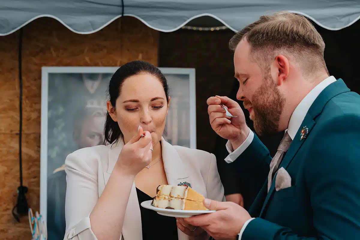 Braut und Bräutigam probieren die Torte.
