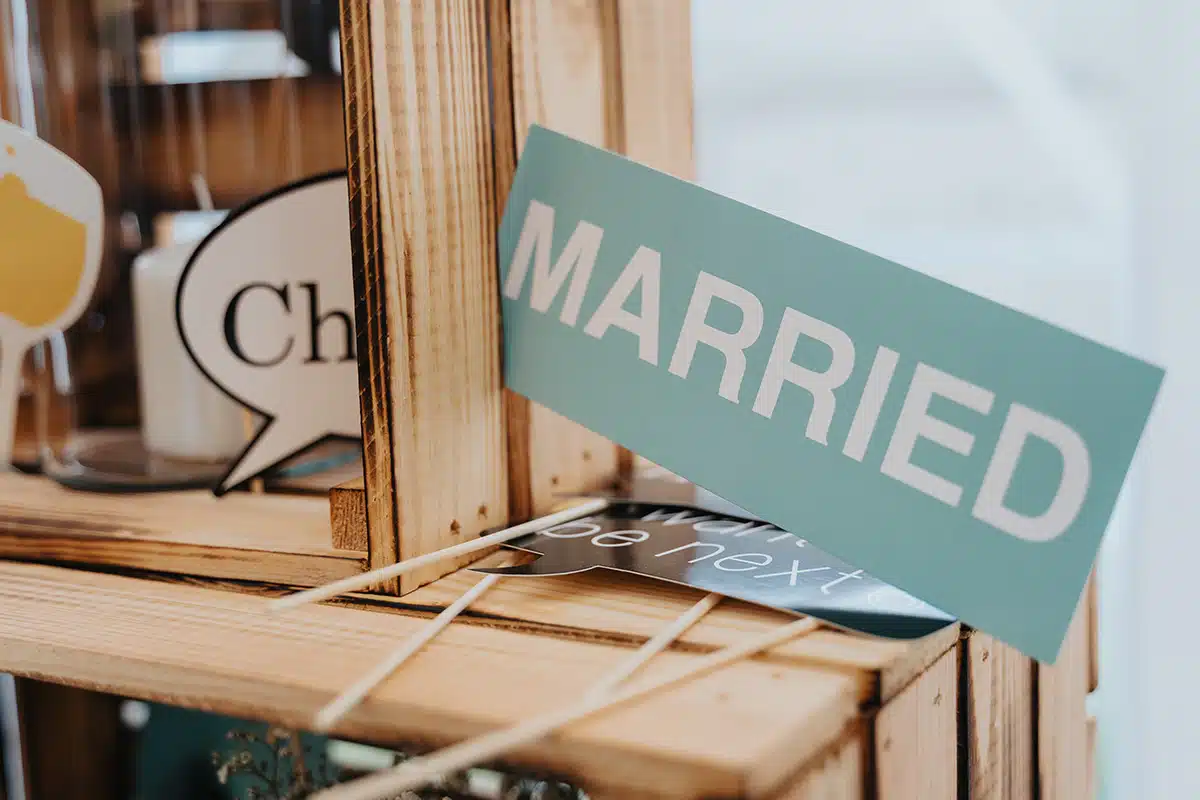 Schild auf dem "Married" steht